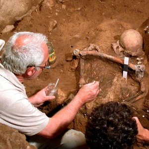Grotta d'Oriente, sepoltura paleolitica in corso di scavo